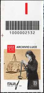 Centenario dell' Archivio Luce - francobollo con codice a barre n° 2532  in  ALTO  a  sinistra